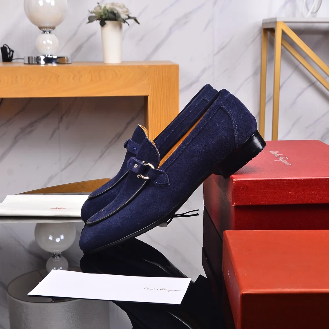 Factory: 260 Original order quality Brand: Ferragamo Size: Men's size 38/44 (45 can be customized) Grade: Same style as the official website High-end quality men's shoes Material: Original top layer frosted cowhide, water-dyed cowhide lining original outsole Style categories: Men's fashionable formal business casual leather shoes Slip-on men's high-top series Young fashion European and American trends British style Casual matching Comfortable feet